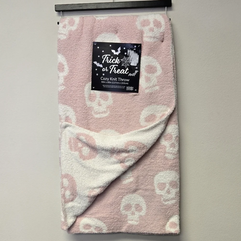 Trick or Treat Skulls Cozy Knit Throw Blanket Pink White
